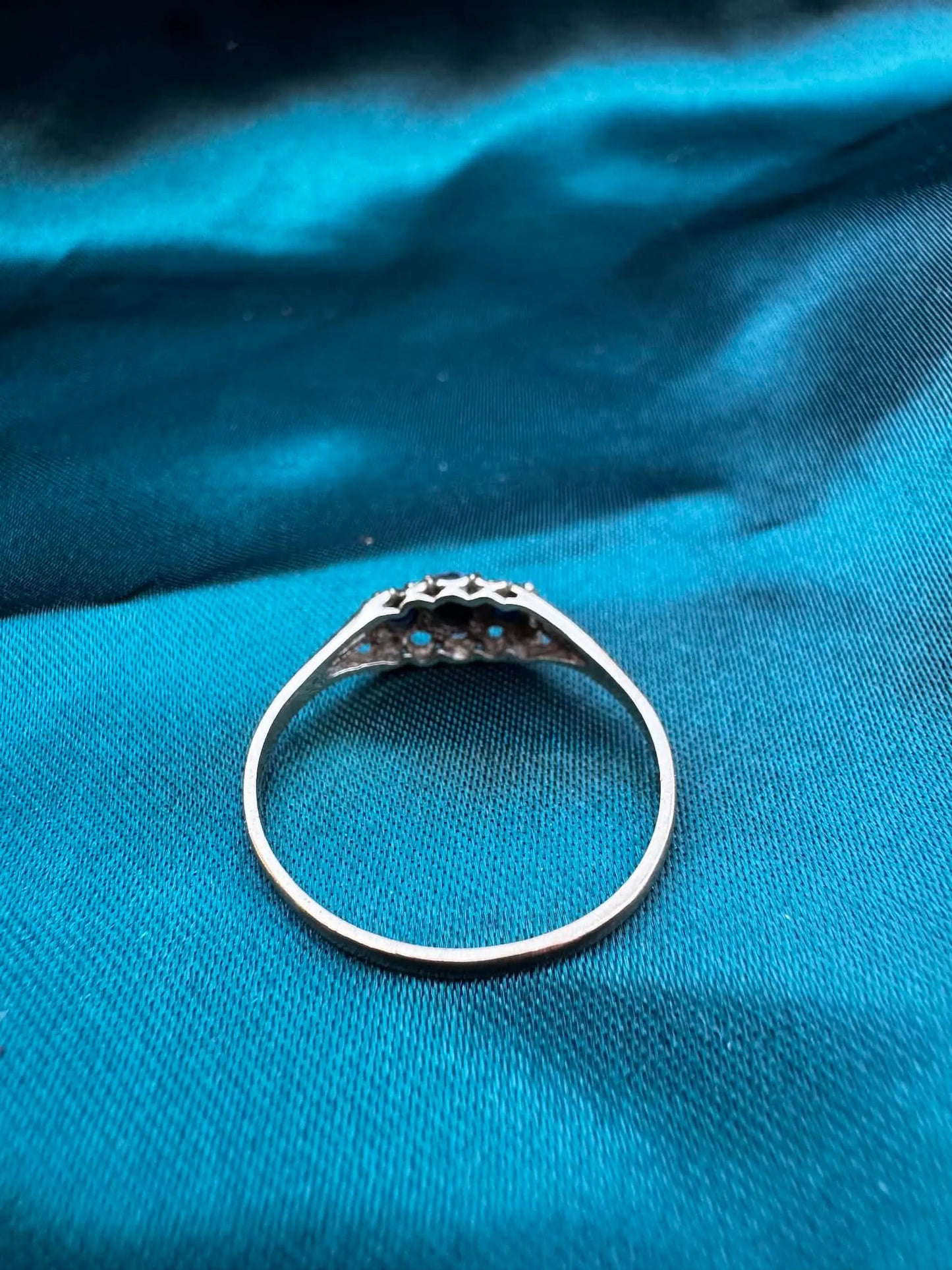 Blue sapphire three-stone ring in 9ct yellow gold, rear view