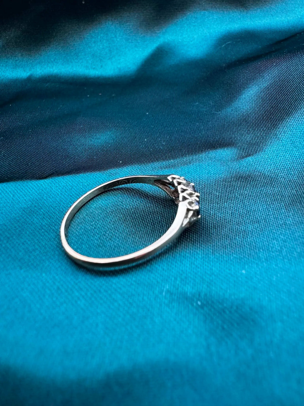 Blue sapphire three-stone ring in 9ct yellow gold, band profile view