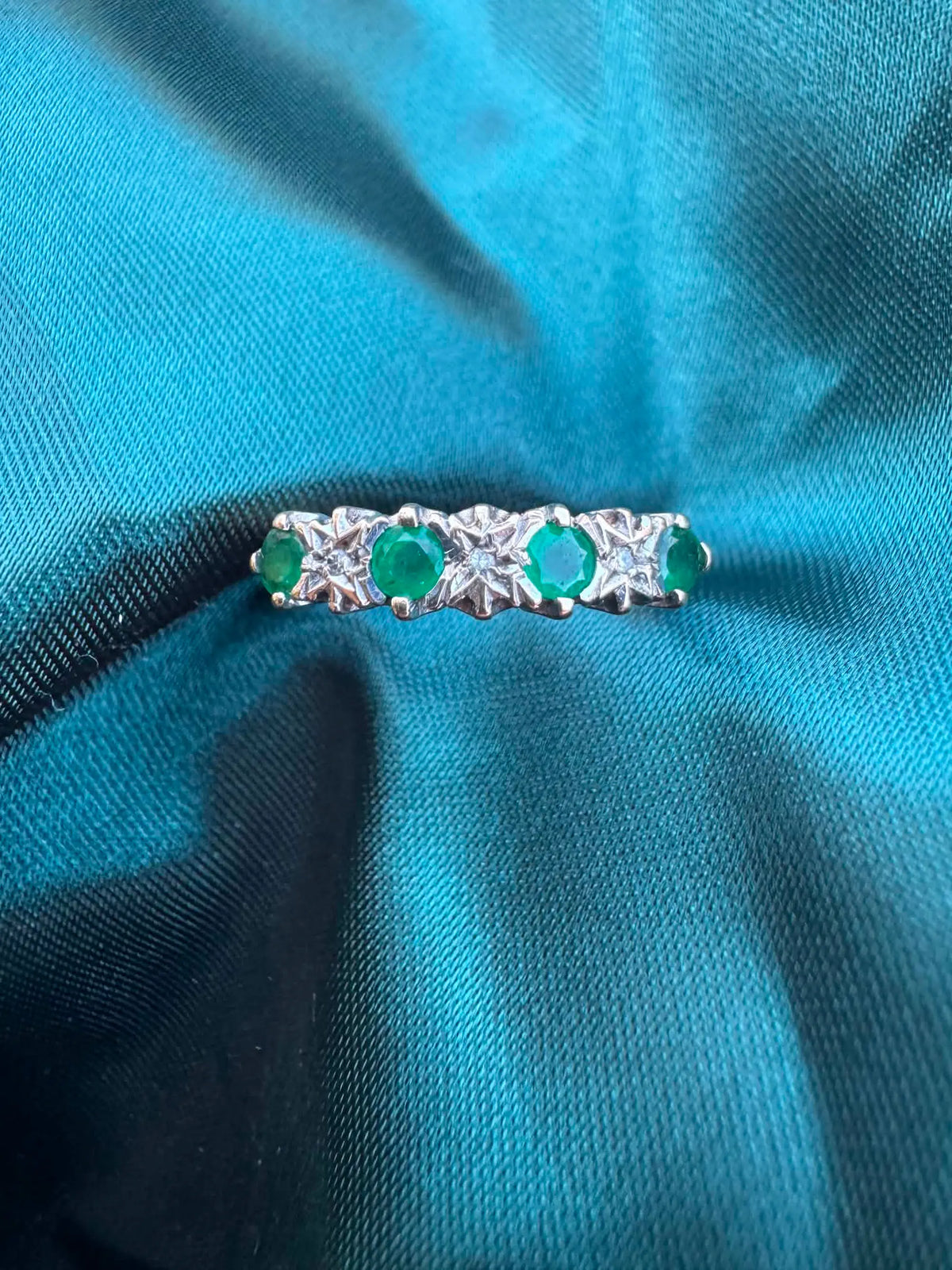 Diamond and emerald ring in 9ct gold, top view