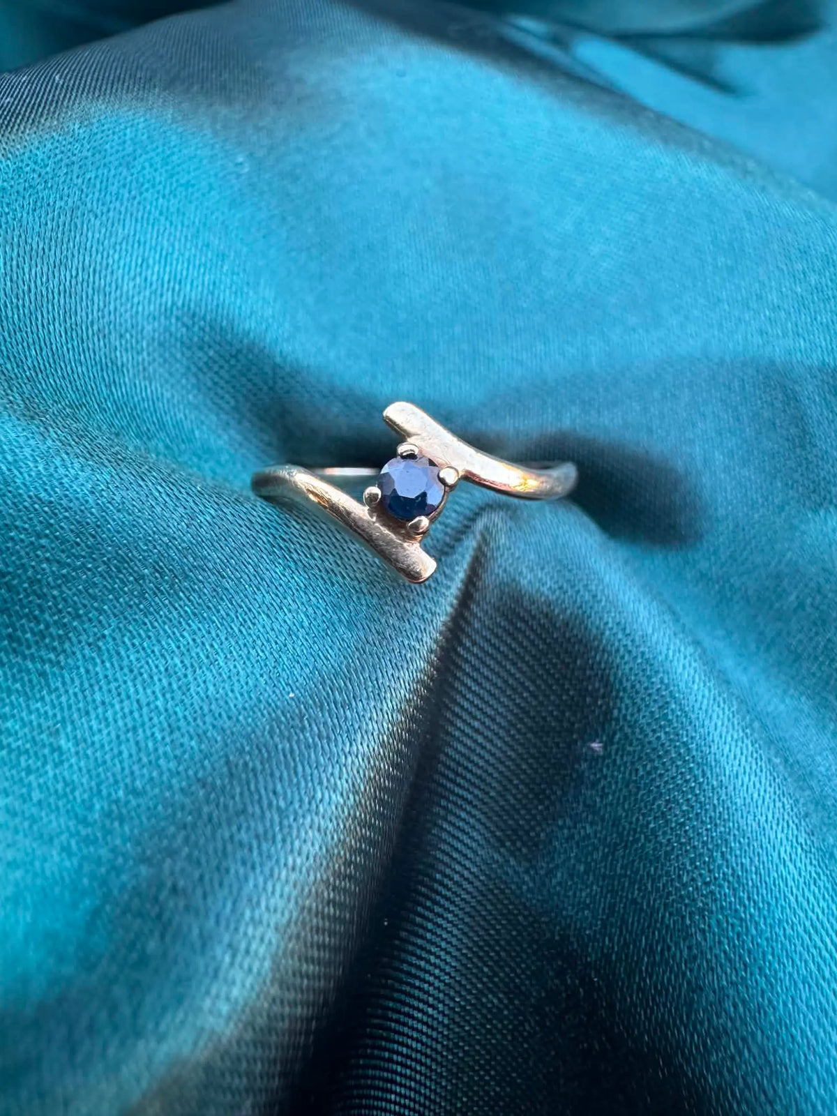 Sapphire single-stone ring in 9ct gold, top view