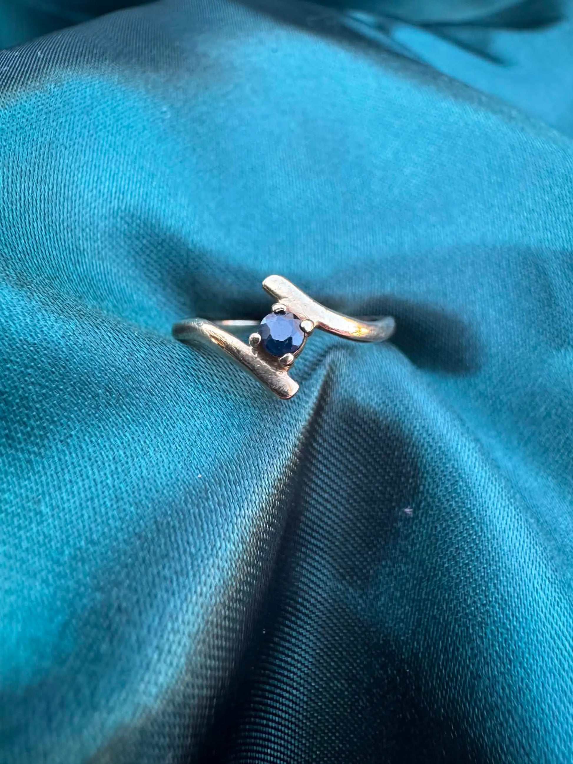 Sapphire single-stone ring in 9ct gold, top view