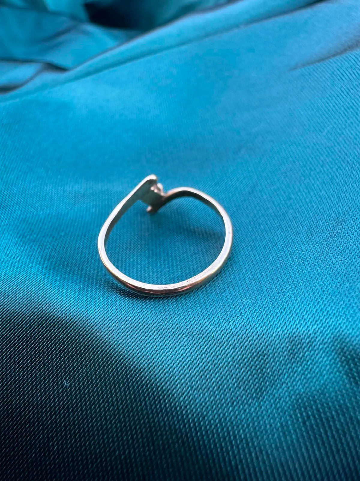 Sapphire single-stone ring in 9ct gold, underside of band