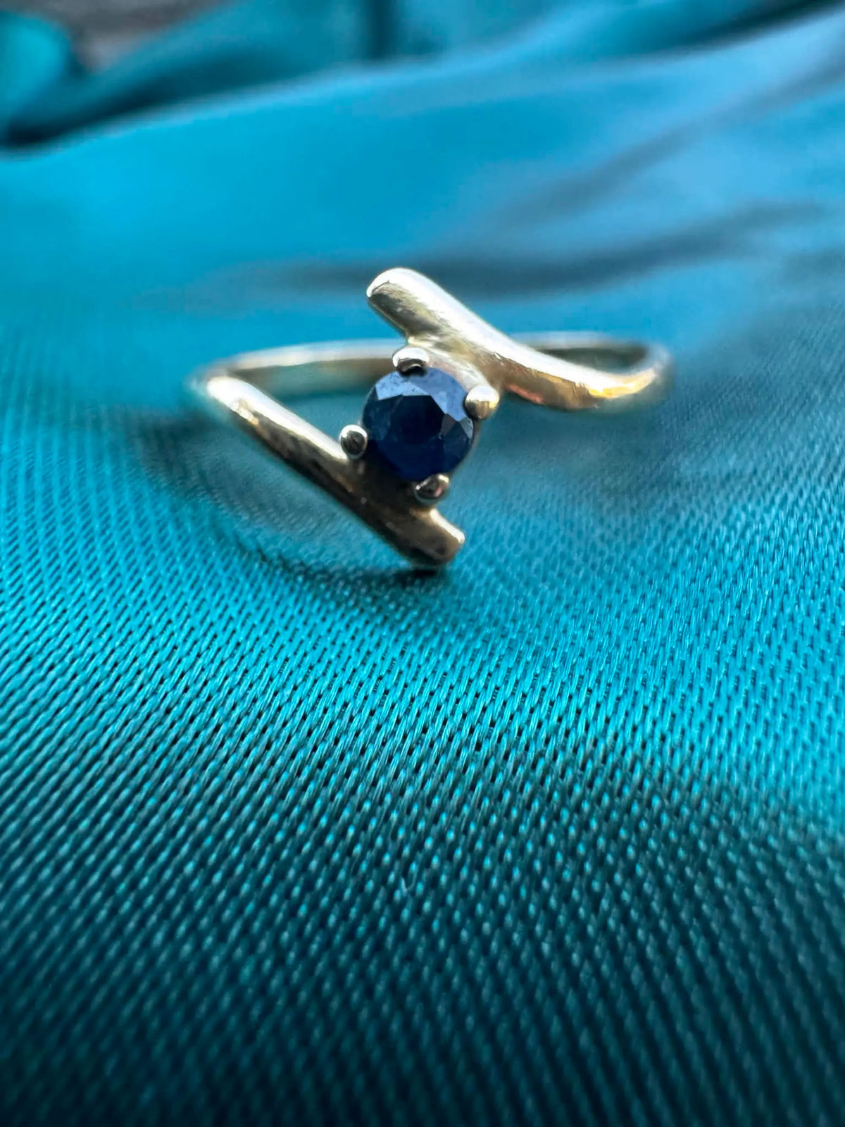 Sapphire single-stone ring in 9ct gold, front view
