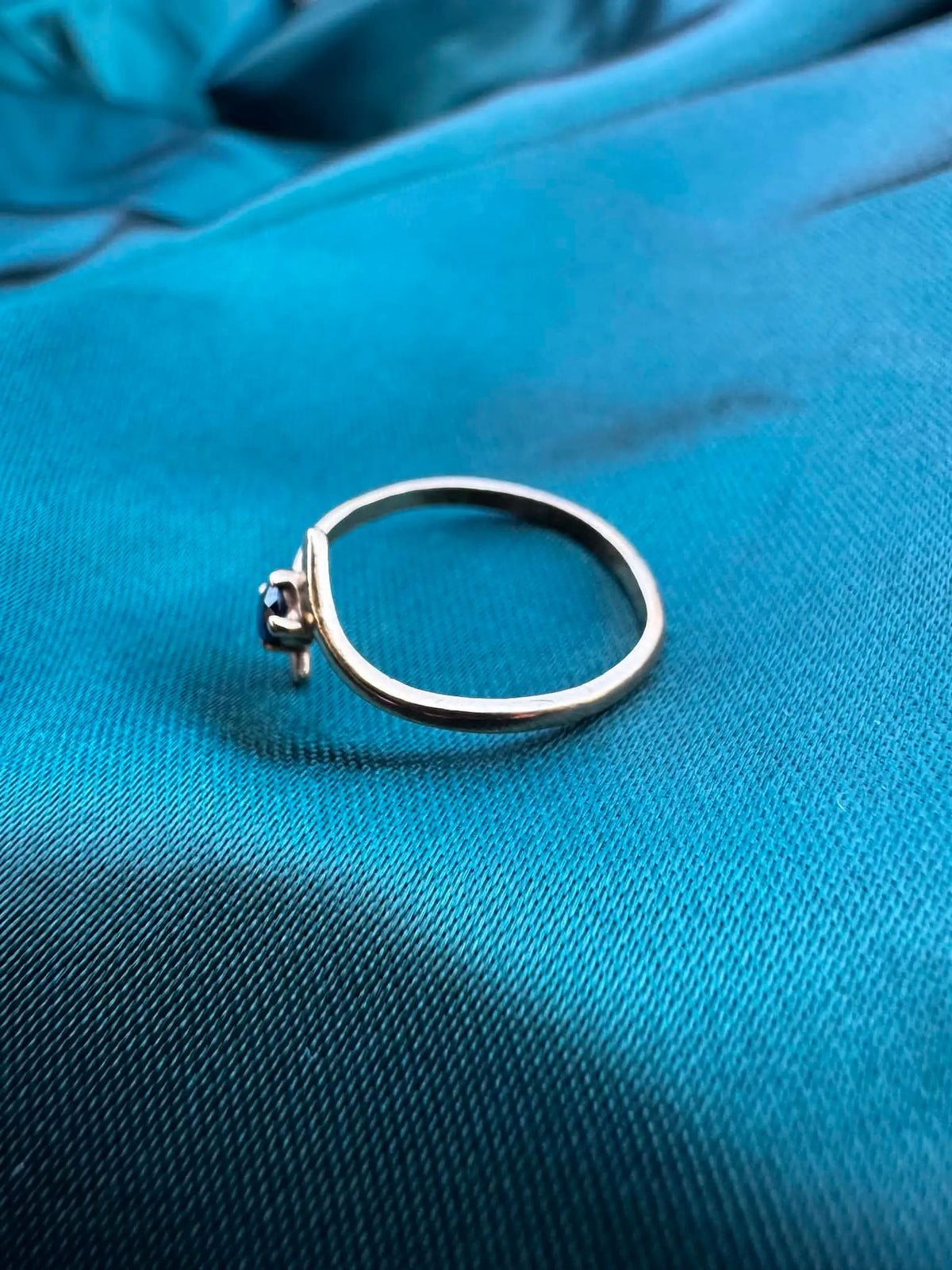 Sapphire single-stone ring in 9ct gold, side profile showing hallmark