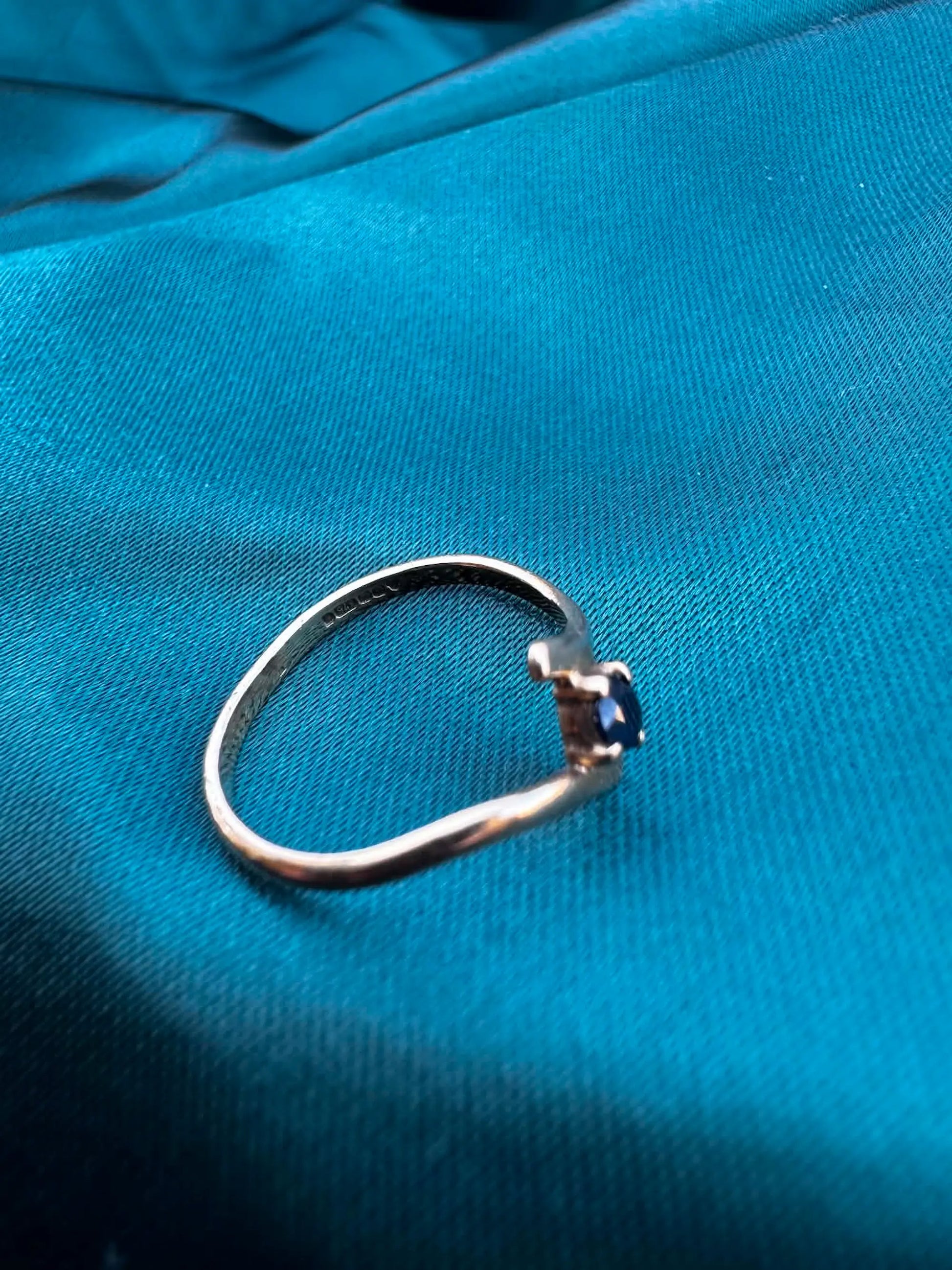 Sapphire single-stone ring in 9ct gold, side profile showing claw setting
