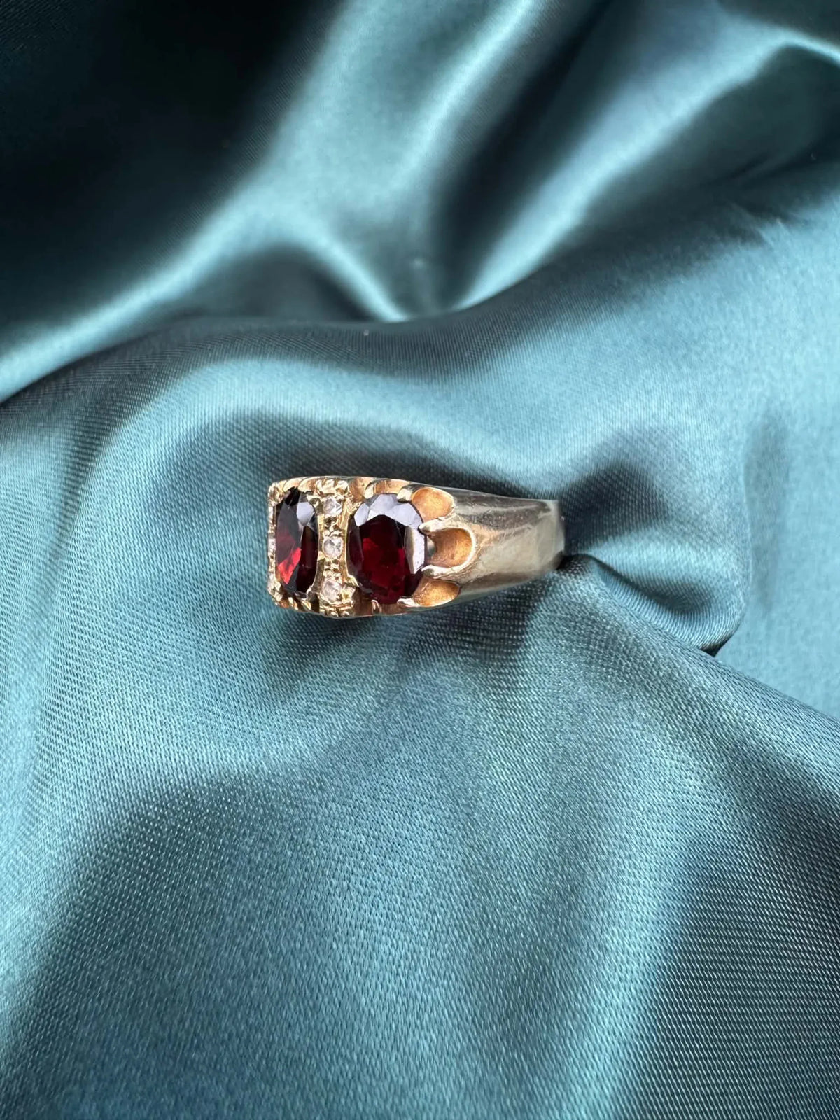 Garnet and paste three stone ring in 9ct gold, side profile view